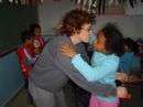 Rosângela abraça aluna na sala de aula.
