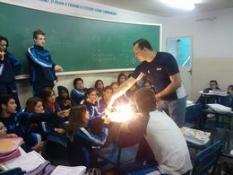 Professor Eduardo demonstra experiência na sala de aula.