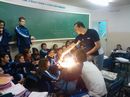 Professor Eduardo demonstra experiência na sala de aula.