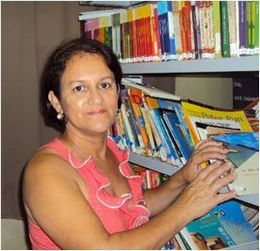 Professora Santina na biblioteca