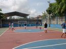 Jovens participam de jogo em quadra esportiva