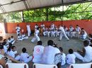 Jovens praticam capoeira