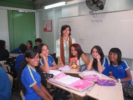 Professora Sandra Regina Silva com alunos na sala de aula