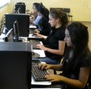 Estudantes utilizando computadores