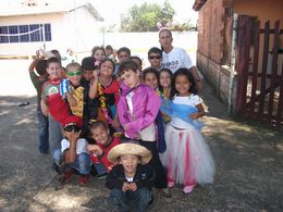 Professora Bernadete com um grupo de alunos usando fantasias