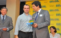 Professor Guilherme recebe prêmio do ministro Fernando Haddad