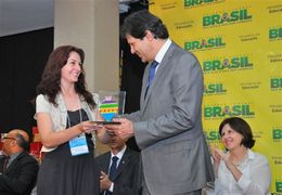 Ministro Haddad entrega prêmio à professora Alessandra
