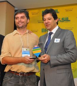 Professor Carlos Alberto Panek Jr. recebe prêmio do Ministro Fernando Haddad