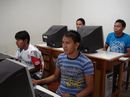 Indígenas utilizam computadores