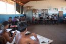 Jovens e professores durante discussão sobre a ortografia ikpeng