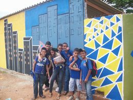 Grupo de alunos em frente ao muro grafitado