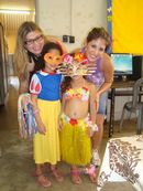 Professoras Michelle e Daniela, com alunas usando fantasias de carnaval