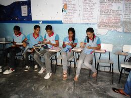 Grupo de alunos lê cordéis na sala de aula
