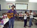 José Acaci canta e toca e alunos dançam