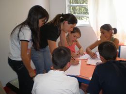 Professora Priscila com alunos