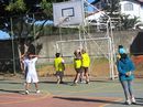 Alunos jogam basquete