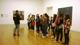 Grupo de alunos observa obras de artes