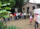 Alunos fazem fila em frente de casa