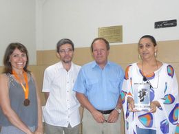 Da esq. para a direita: Maria Botelho, Antônio Carlos Nogueira (coord. regional Obmep), Wagner de Resende (ex-diretor da escola) e Miriam dos Santos (atual diretora).