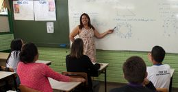 Maria do Socorro com alunos, na sala de aula