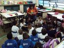 A professora Daysi lê para os alunos na sala de aula 