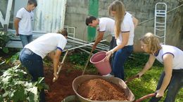 Alunos trabalham na horta