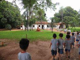 Alunos caminham em direção ao Museu José Antonio Pereira