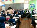 Professora Rosana e alunos na sala de aula