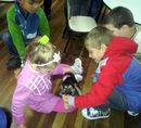 Crianças brincam com cãozinho