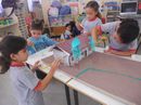 Alunos pintam maquete