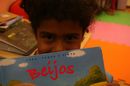 Criança com livro infantil