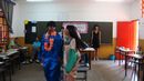 Alunos participam de apresentação na sala de aula