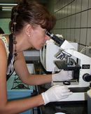 Professora Adlane ao microscópio