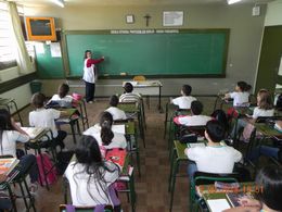 Professora Marilena Benetão na sala de aula