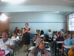 Professora Lúcia e alunos na sala de aula
