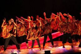 Alunos durante apresentação de dança