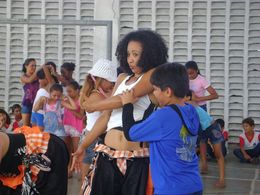 Professora Elane Fonseca e alunos durante apresentação