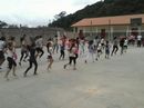 Alunos participam de aula de dança