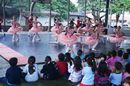 Alunos durante apresentação de dança
