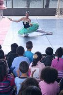Alunos durante apresentação de dança