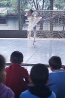 Alunos durante apresentação de dança