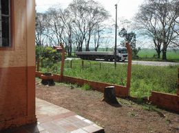 Caminhões passam em rodovia em frente à escola