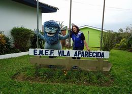 Elza Pereira em frente à Escola Vila Aparecida