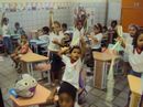 Alunos mostram papel crepom utilizado para fazer cabelos