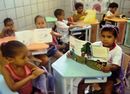 Alunos com livros infantis