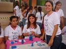 Professora Amanda (em pé, à direita), com alunas