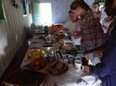 Alunos se servem em mesa com vários alimentos