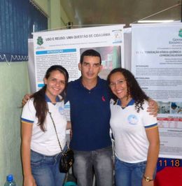 Professor Alex e as alunas Micaele Marinho, à esquerda, e Adelaide Ribeiro, à direita, em 2013