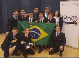 Prof. Euclydes e representantes do Brasil na Olimpíada Internacional de Física-2013, na Dinamarca 