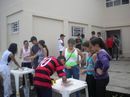 Estudantes participam de experimentos científicos